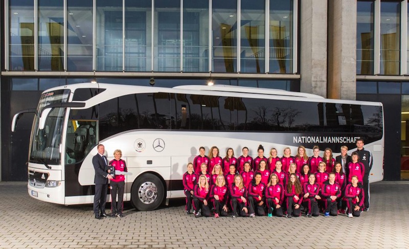 La Nazionale Femminile di Calcio tedesca viaggia con un autobus Mercedes-Benz