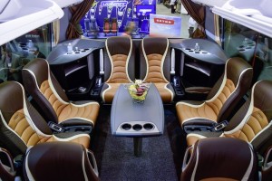 Setra TopClass S 417 con le nuove poltrone new Setra Voyage Ambassador e l'esclusivo salotto Premium Club nella parte posteriore.