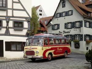 L'autobus S 6 di Fischer Omnibusreisen davanti al Setra Museum di Ulm.