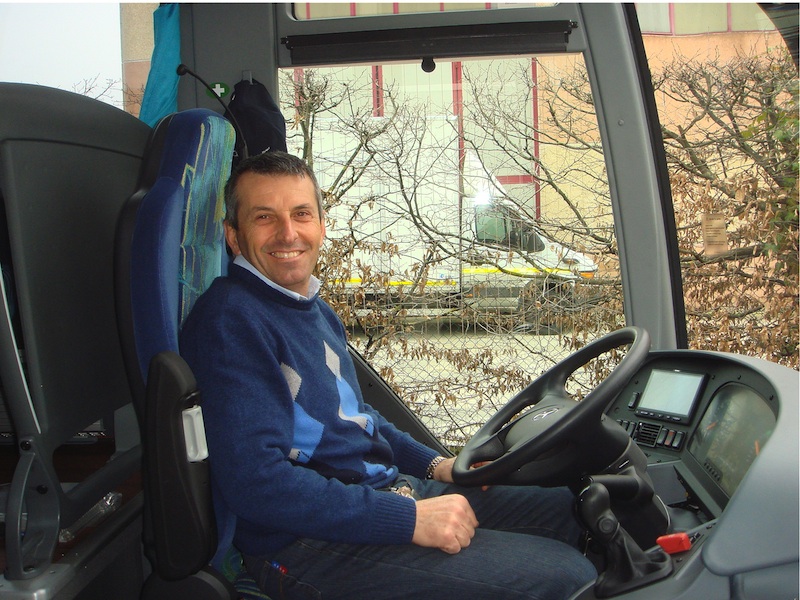 Maurizio Pollini al volante del nuovo autobus, davanti al cruscotto con il monitor touch di controllo.