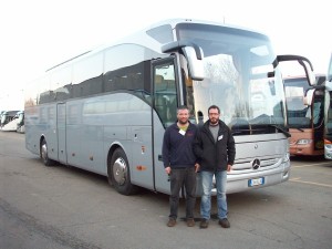 La consegna dell’ultimo Mercedes-Benz all’azienda Bellocchio. Nella foto: da destra, Alessandro Bellocchio e il collaboratore Luca Pasquini.