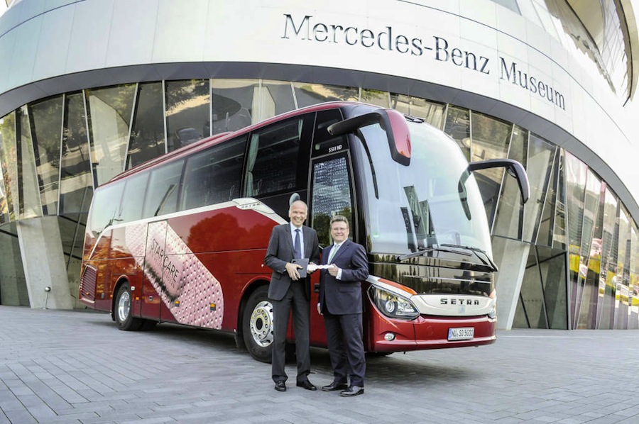 Ulrich Bastert, nuovo Head Daimler Buses, consegna il Setra ComfortClass 500 a Frank Deiss, Site Manager dell'impianto Mercedes-Benz a Untertürkheim
