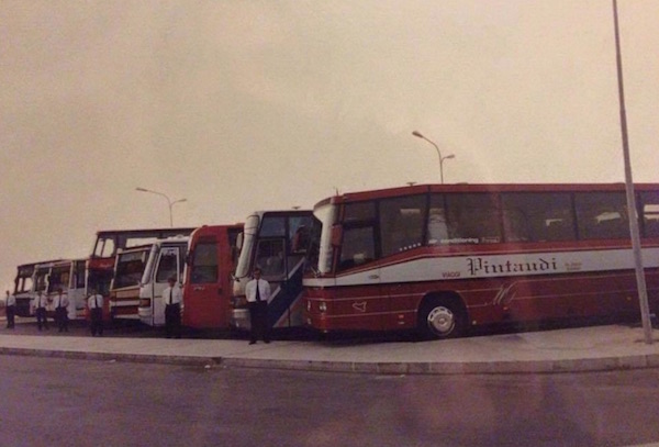 Autobus e autisti anni '90 davanti al lungomare.