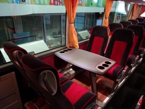 Il tavolo da gioco a bordo del Setra S 515 HD consegnato a Zilli Tours