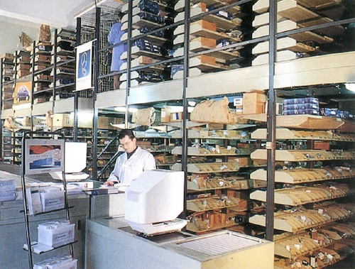 Il magazzino ricambi negli anni ’90: già allora ben fornito e organizzato.