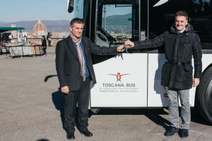 Francesco Foglietta, area manager EvoBus, e Fabrizio Giagnoni, presidente Toscana Bus, al momento della consegna delle chiavi del nuovo Setra.