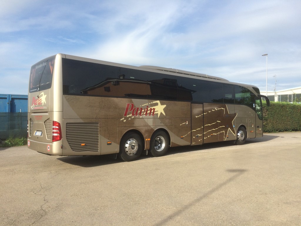 Il nuovo autobus Pavin personalizzato con la grafica aziendale.