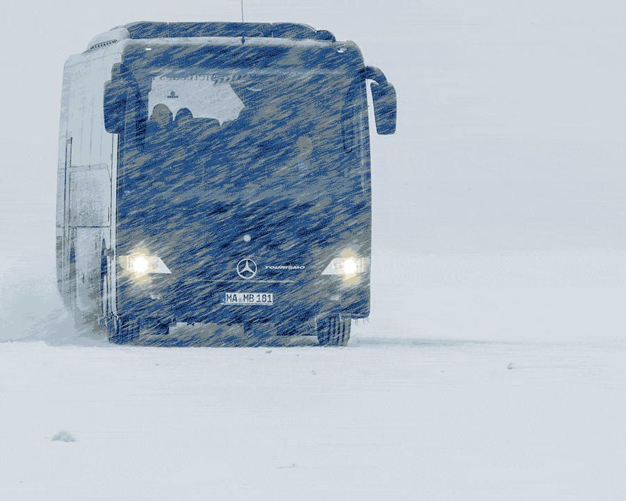 Gif animato bus Mercedes-Benz nella neve