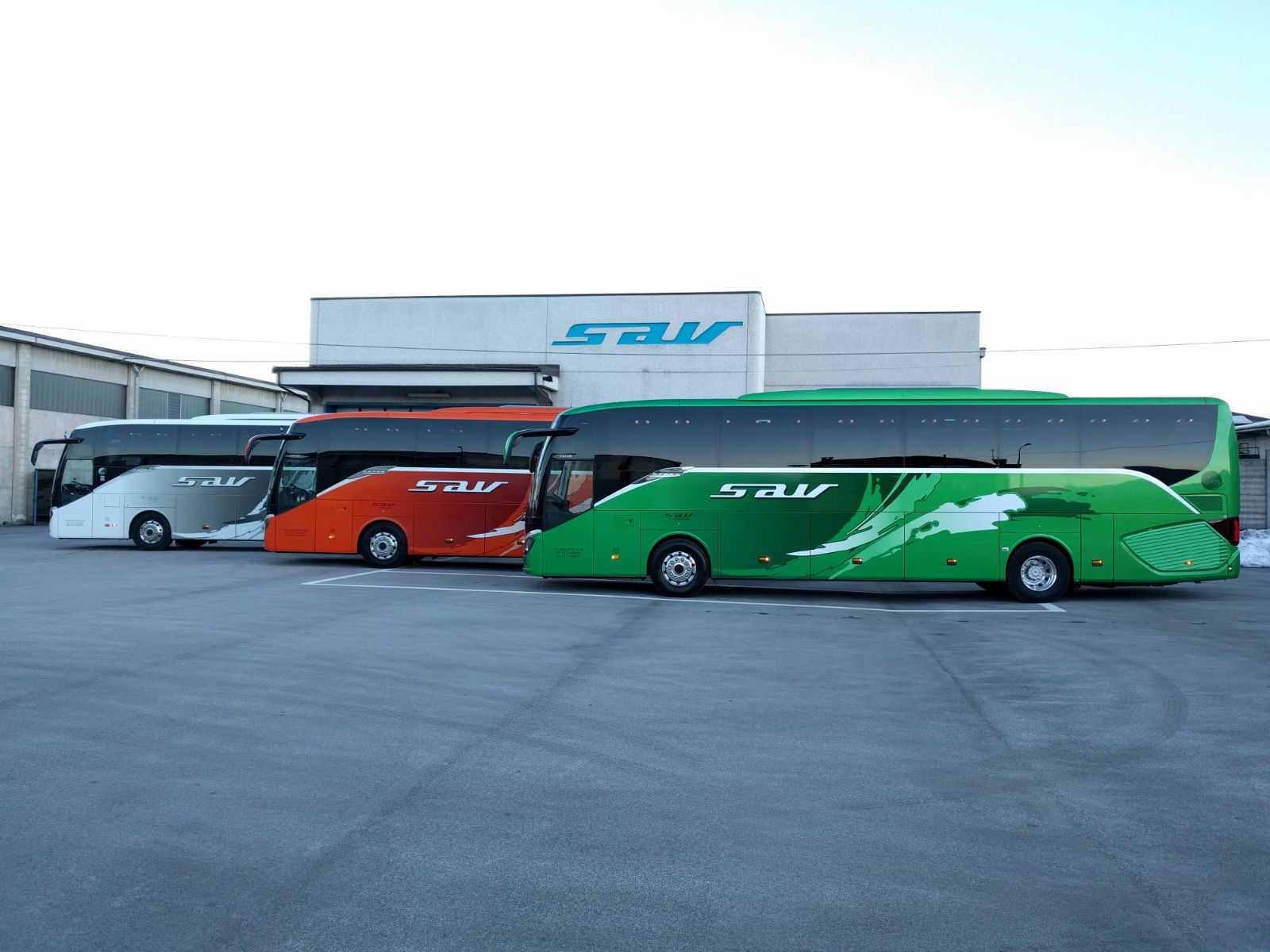 Nel piazzale SAV, il nuovo autobus in un colorato tris Setra.