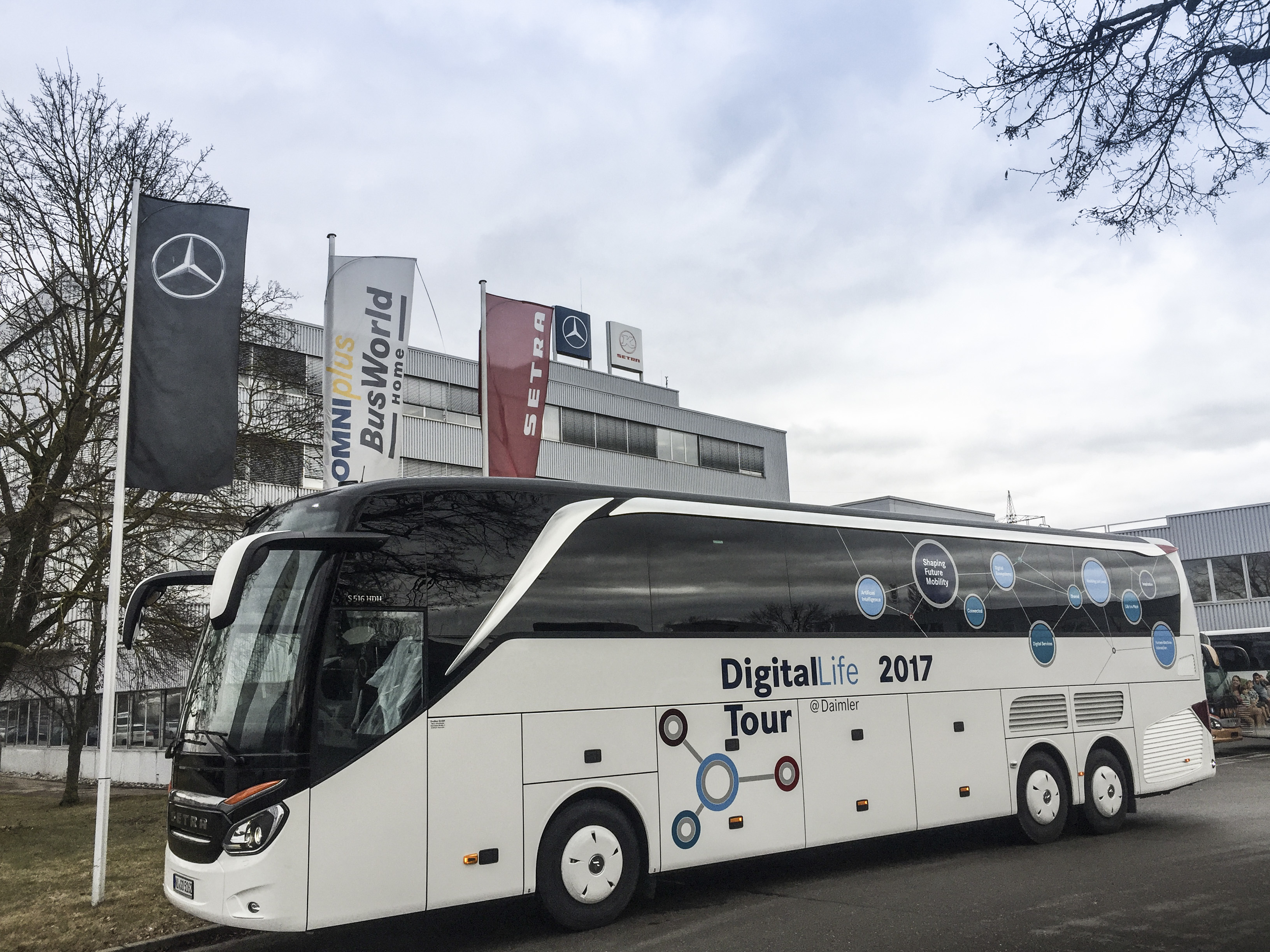 Mercedes-Benz al Mobile World Congress 2017: Hack-on-Bus-Tour: