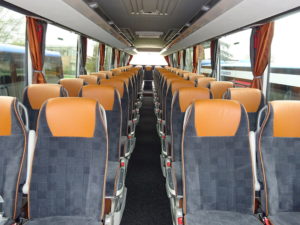 Gli interni del nuovo Setra 515 Bruggi con sedili passeggeri “Voyage” con bordino e poggiatesta in Composition