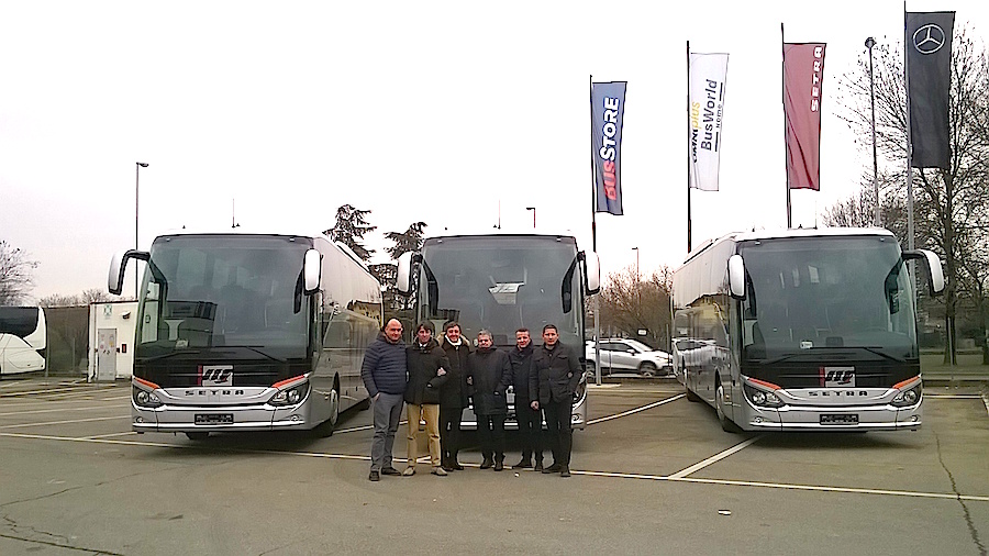 Una foto di gruppo: insieme a Piero Mirante e Marco Di Nocera, i collaboratori dell'azienda Mirante che hanno curato il ritiro dei nuovi autobus.