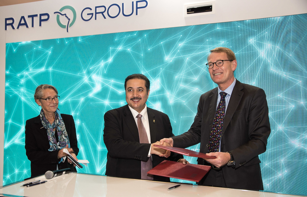 Il momento della firma del contratto al GPTS di Montreal con Élisabeth Borne, all'epoca CEO of RATP,, Khalid Alhogail, Managing Director e CEO di SAPTCO, e Hartmut Schick, CEO di Daimler Buses.