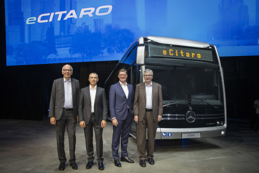 Ulrich Bastert, Gustav Tuschen, Till Oberwörder, e Martin Daum - della direzione Daimler Buses, fotografati in occasione dell'anteprima di Mercedes-Benz eCitaro